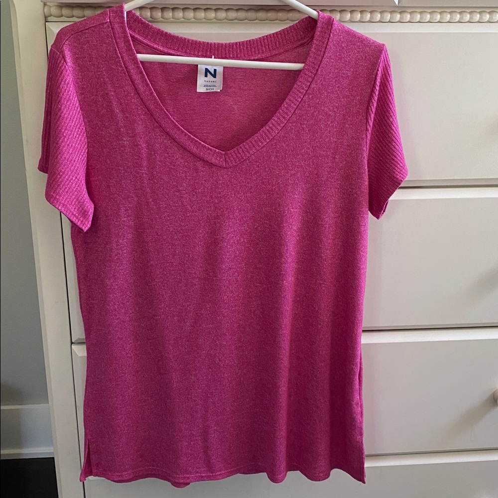 Natori Fuchsia Short Sleeve V-Neck Tee. Size S